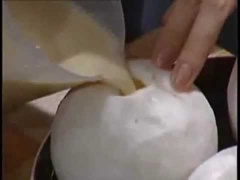 Đổ hỗn hợp nước dừa vào trong trái dừa đã gọt bỏ lớp vỏ ở step 1, cho vào nồi hấp khoảng 20-25 phút là được. Khi ăn chỉ việc dùng dao cắt thành miếng là có thể thưởng thức.