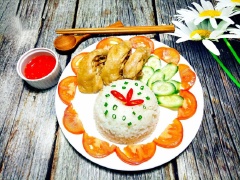Vậy là chỉ với cách làm cơm nấu thịt gà đơn giản này, cả nhà vừa có được món cơm nấu từ nước luộc gà, kèm theo thịt gà luộc chín mềm, đậm đà, ngọt thịt đấy. Đừng chần chừ mà hãy lưu lại công thức ngay bạn nhé.