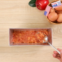 Cho phần táo xay nhuyễn, tiếp đó đổ hỗn hợp kem trứng vào khuôn. Xếp khuôn flan vào khay nướng và đổ nước gần ngập khay. Nướng bánh trong 1 tiếng rưỡi hoặc dùng que nhọn để kiểm tra.