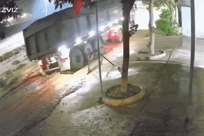 Clip: Xe đầu kéo bất ngờ lật nghiêng đổ xuống đường - Báo Tiền Phong