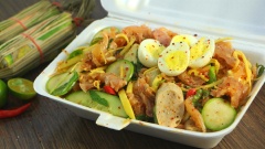Tré sau khi trộn cho ra hộp đựng hấp dẫn, đến đây công đoạn vẫn chưa hoàn thành nha, còn thêm vài quả trứng cút luộc vào mới đủ bộ nữa. Chà chà, nhìn hộp tré trộn nem chua còn hấp dẫn hơn cả ngoài hàng, lại được làm ở nhà lại đảm bảo vệ sinh vô cùng. Cách làm nem chả tré trộn này gia vị được thấm đều và rất vừa miệng, tré dai dai, chả lụa và nem chua giòn sần sật ăn cùng xoài cóc non chua chua cay cay, thật là kích thích vị giác. Cách làm tré trộn thật đơn giản phải không nào, còn chờ gì nữa mà không trổ tài với món tré trộn nem chả cực hot này!