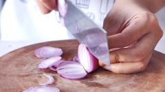 Cà rốt 2 củ rửa sạch, bào vỏ, cắt thành sợi nhỏ. Hẹ 50gr nhặt bỏ lá úa, rửa sạch, cắt khúc khoảng 3-4cm. Hành tím 5 củ, ớt sừng 4 trái cắt lát mỏng. Các bạn chọn giá đỗ sạch, an toàn để ngâm dưa giá - đảm bảo sức khỏe cho gia đình. Sau khi mua 1kg giá đỗ về, nhặt bỏ bớt rễ và giá đỗ hỏng, rửa sạch nhiều lần và để ráo.
