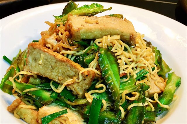 Mì Gói Xào Đậu Hũ Đậu Rồng Chay