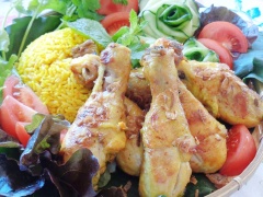 Đùi gà chiên nước cốt dừa với thịt gà dai, ngấm đều gia vị và nước cốt dừa, rim chín với lửa vừa rồi chiên chín giòn. Đây là món ăn thích hợp đổi vị cho bữa cơm gia đình bạn.