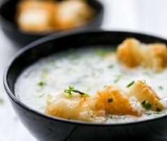 Múc cháo ra tô, rắc ít hành lá và ngò rí và ớt trái cắt nhỏ lên rồi thưởng thức! Bạn có thể ăn kèm cháo với quẩy chiên cũng rất ngon!