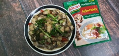 Cho nấm rơm kho ngũ vị hương ra dĩa, thêm 1 chén cơm nóng nữa là tuyệt cú mèo. Đừng nghĩ món chay là không ngon miệng nhé. Chúc các bạn thành công theo công thức của mình