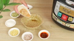 Trộn sốt chao gồm: 30gr chao đỏ, 30gr chao trắng, 15gr ớt sa tế, 10gr tỏi băm, 10gr hành tím băm, 10gr gừng băm, 2.5 muỗng canh đường. Cho tất cả vào chung 1 chén sau đó khuấy đều. Đem sốt chao đi ướp với thịt vịt 30 phút cho vịt thấm gia vị đậm đà.