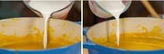 Tiếp đó chế 480ml nước dùng gà vào nấu khoảng 12 - 15 phút. Kiểm tra thấy bí đã chín mềm hẳn hoàn toàn thì bạn cho máy vào xay thât nhuyễn mịn trong nồi. Nếu không có máy này bạn có thể cho vào máy sinh tố xay nhuyễn rồi cho ngược lại nồi. Chế sữa nguyên kem và heavy cream vào, khuấy đều và nấu sôi.