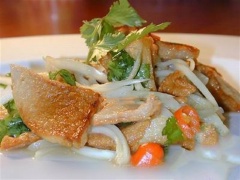 Trộn đều hỗn hợp vừa trộn với giò lụa chiên là có thể dùng.