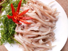 Tai heo làm sạch, sau đó cho vào nồi, nêm chút muối luộc sơ, đổ phần nước đó đi rồi đổ nước vào, thêm giấm luộc chín tai heo. (Cách này sẽ giúp tai heo được trắng hơn). Vớt tai heo ra để nguội rồi thái mỏng.