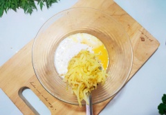 Đánh đều trứng, lần lượt thêm trứng, sữa, bơ, bột nở, đường, muối và dầu thực vật vào cùng với bột, thêm phần khoai tây đã được vắt vào cùng. Trộn đều hỗn hợp, cho bột nghỉ 10 phút sau khi trộn.