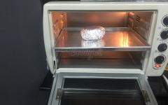 Đặt khối thịt cuộn lên khay cho vào lò nướng ở 180 độ C trong khoảng 35-40 phút. Sau đó lấy ra cắt mở phần giấy bạc ra, cho khối thịt vào nướng tiếp ở 250 độ C cho tới khi lớp vỏ ngoài chín giòn khoảng 15-20 phút là được.