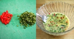 Trứng gà đập ra chén, thêm hành lá, ớt, nước mắm, bột ngọt vào, khuấy đều.