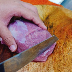 Rửa sạch thịt heo, cắt lát mỏng vừa ăn.