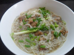 Cho bánh phở ra tô, chan hỗn hợp thịt bò vào, rắc hành lá lên trên và ăn cùng với rau bắp cải, cà rốt xào nhé!