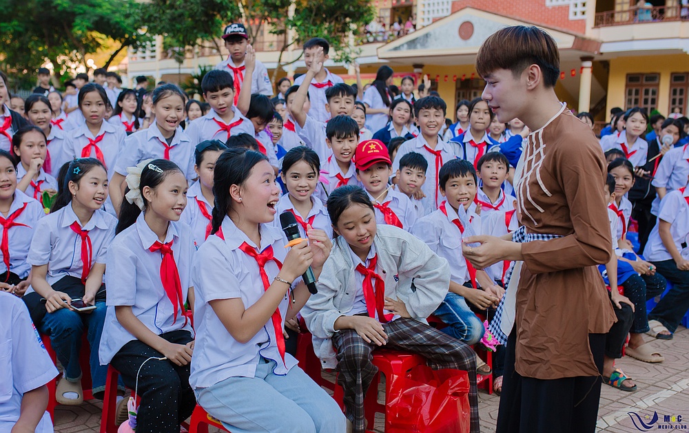 Tuổi trẻ Trường Đại học Tây Bắc tổ chức nhiều hoạt động trung thu ý nghĩa cho thiếu nhi