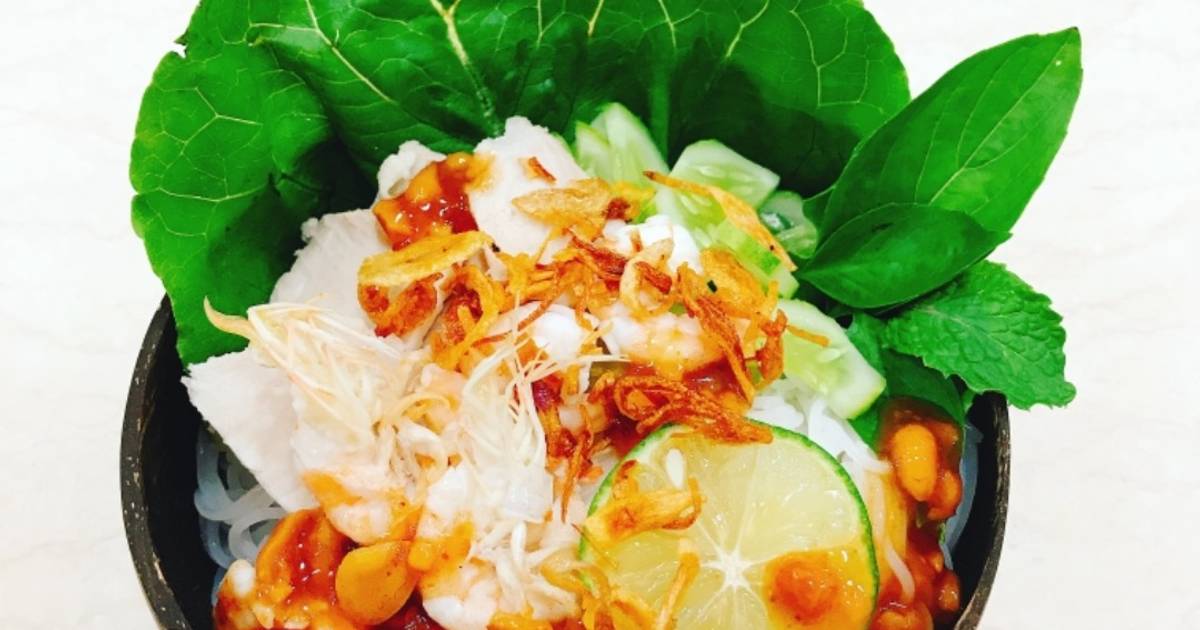 Bún trộn tôm thịt sốt me