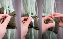 Dùng dây nilon cột bánh lại thật chặt nữa là hoàn tất công đoạn gói bánh.