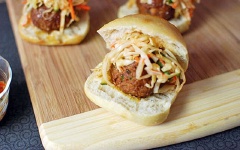 Cuối cùng chỉ việc kẹp thịt bò viên vào bánh mì hamburger, thêm bắp cải, dưa leo, cà rốt trộn chua ở trên vào thưởng thức.