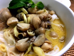 Cho gà hầm ra tô, trang trí rau thơm lên, món này dùng nóng với bún rất ngon.