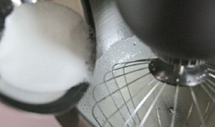 Sau đó, cho khoai tím đã xay, nước cốt chanh vào trộn tiếp. Rây bột mì, bột bắp và baking powder vào, trộn đến khi hỗn hợp đồng nhất. Lòng trắng trứng cho vào âu lớn khác cùng cream of tartar, dùng máy đánh trứng đánh đến khi bông cứng rồi chia làm 3 phần đều nhau và cho từ phần vào âu bột khoai, trộn đều thành hỗn hợp mịn.