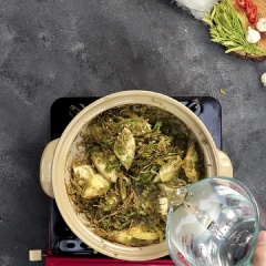 Cho 500ml nước lọc vào nồi và đun sôi. Sau đó nêm vào 1 muỗng canh hạt nêm, 2 muỗng canh nước mắm, 1.5 Muỗng canh đường, cho ớt sừng xắt lát vào và tắt bếp.