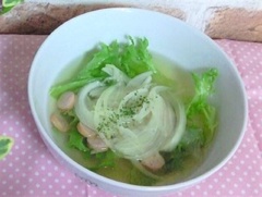 Rau diếp cho vào chén ăn cơm. Cho hành tây vào chảo, nấu sơ qua trong khoảng thời gian ngắn, sau đó cho vào chén và thưởng thức.