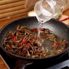 Bước 4: Cho vào chảo 1 muỗng canh dầu ăn, dầu nóng cho tỏi đập dập và ớt để nguyên quả vào phi thơm. Thêm vào 3 muỗng canh nước mắm,3 muỗng canh đường, 3 muỗng canh nước, 1 thìa cà phê hạt nêm. Trút cá đã chiên vàng vào đảo đều.Thêm nước xâm xấp cá, rim đến khi hơi cạn thì tắt bếp. Nếu bạn muốn cá rim kẹo thì có thể bỏ qua bước thêm nước.