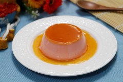 Bánh flan hương dâu tây là món ăn tráng miệng quen thuộc và ưa thích nhất là những bạn nữ. Vị flan mềm béo, ngọt lịm và thơm hương trứng sữa giúp kéo dài vị ngon miệng sau mỗi bữa cơm của gia đình.