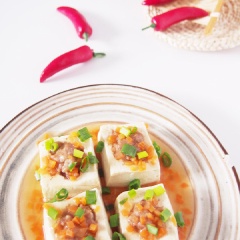 Đậu hũ nhồi thịt hấp đơn giản với những miếng đậu hũ hấp chín mềm mịn, thịt bùi béo, quyện cùng sốt thanh đạm. Món đậu hũ hấp đơn giản hứa hẹn mang đến bữa cơm ngon miệng cho cả gia đình.