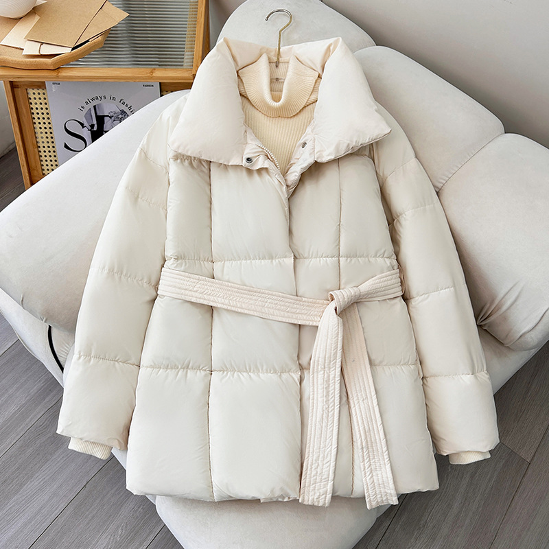 Mittellange Damen-Winterjacke mit Taillengürtel