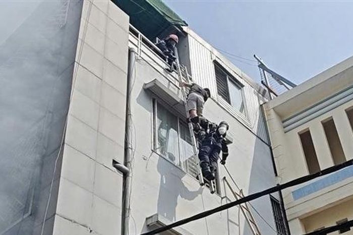Cảnh sát giải cứu 3 người thoát khỏi đám cháy nhà cao tầng - Báo Công An Nhân Dân