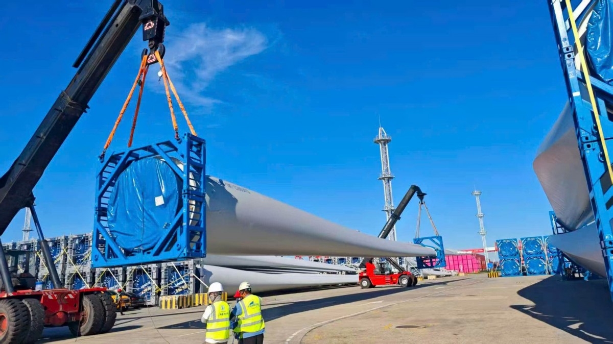 Tua bin gió công nghệ cao cập cảng Việt Nam cho dự án Điện gió Tân Thuận 3