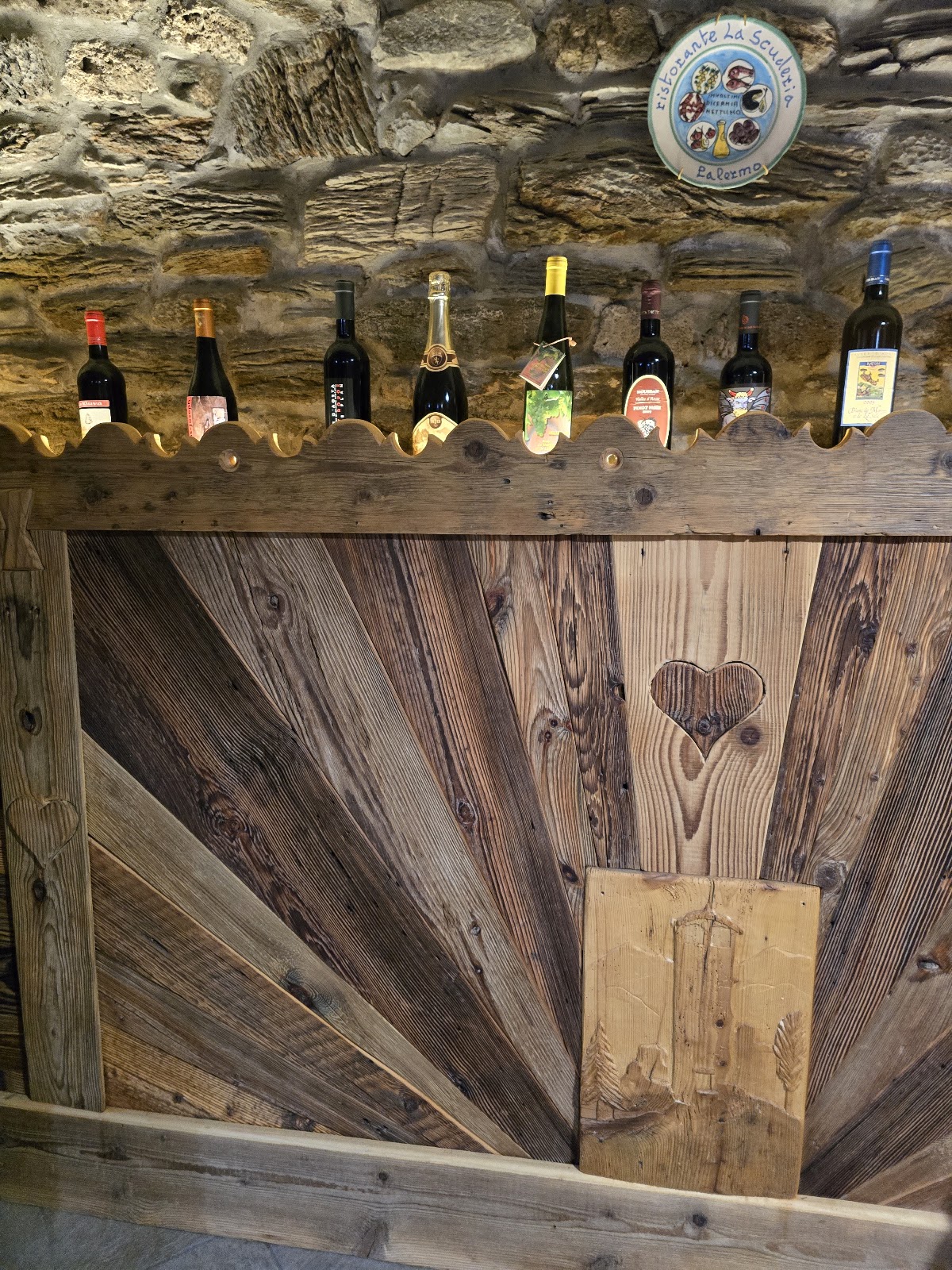 Rivestimento in legno antico con intaglio a cuore — Faedda Alberto falegname Valle d'Aosta