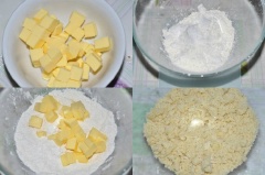 Cho hỗn hợp bột mì và 30g đường vào bát trộn đều thành một hỗn hợp, sau đó cắt bơ thành từng khối vuông và bỏ vào trong hỗn hợp đã trộn.