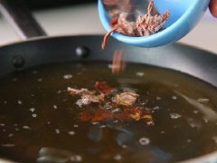 Ngâm lá gelatine trong nước cho mềm. Cho nước, rượu mận vào chảo đun sôi. Vặn lửa nhỏ, cho mật ong, lá gelatine vào khuấy đều cho đến khi lá getatine tan hoàn toàn. Thêm mận khô vào đun trong 30 phút. Lọc bã mận để riêng. Tắt bếp, để nguội.