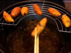 Khi bánh cay chiên chín vàng đều, gắp ra, để ráo dầu ăn.