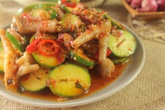 Vậy là món chân gà xóc xoài non đã hoàn tất đơn giản rồi. Vị chua chua của xoài non, mặn ngọt, cay thơm của hỗn hợp sốt, thêm thịt chân gà dai giòn sần sật, đủ màu sắc, cực hấp dẫn, nhìn không thôi đã thèm, ăn một miếng cứ muốn ăn mãi thôi. Cách làm món chân gà xóc xoài non này thật là đơn giản đúng không, vào bếp thử tài ngay đi!!