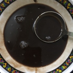 Cho 20g sốt cacao vào 1/2 hỗn hợp rau câu để tạo rau câu vị cacao. Chế cacao vào đầu khuôn và để cho cô đặc lại.