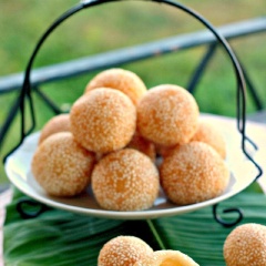 Cho bánh cam chiên lúc lắc ra đĩa và dùng ngay khi nóng. Vỏ bánh cam chiên giòn tan, bột ngòn ngọt cùng nhân đậu xanh thơm bùi chắc chắn sẽ khiến bạn thích mê. Ở 1 số nơi họ còn làm caramel đường cứng rưới lên mặt bánh cam để món ăn thêm ngon và đẹp mắt. Nếu thích thì bạn cứ làm thử nhé. Bảo đảm là ngon hết sảy luôn nha! Có cách làm bánh cam này rồi không còn bị thiếu đồ ăn vặt nữa.