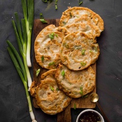 Cho bánh ra đĩa và thưởng thức nhé. Cách làm vô cùng đơn giản đúng không nào? Chỉ sử dụng những vật dụng sẵn có trong nhà mà kết quả thì chẳng kém gì ngoài hàng.