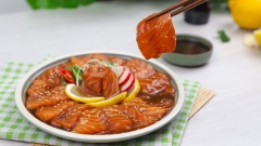 Sau khi ngâm cá hồi đủ 2 tiếng xếp cá ra đĩa, thêm chút mù tạt lên trên và thưởng thức cùng cơm nóng. Cá hồi được ngâm với nước tương Maggi đậm đà hương vị, khi ăn bạn sẽ cảm nhận được bị béo ngậy tự nhiên của cá, hương vị đậm đà và thơm ngon của nước tương, tất cả hòa quyện với nhau sẽ khiến cho bạn không thể ngừng đũa đấy.