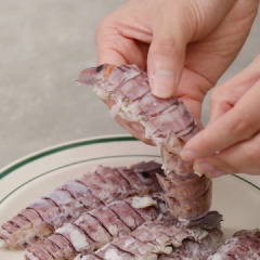 Cho 500gr bề bề rửa sạch vào nồi, thêm 20gr gừng cắt lát và 20gr hành tím đập dập, rồi luộc chín bề bề. Sau đó vớt ra để nguội và lột vỏ lấy thịt.