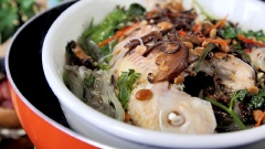 Đun sôi nước và đặt cá vào hấp 20 phút, sau đó cho 30gr bún tàu ngâm nở, 10gr ngò tàu vào. Đun cá chưng tương thêm 10 phút thì tắt bếp.