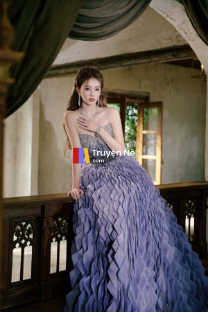 Chiếc Váy Đỏ Nơi Ban Công