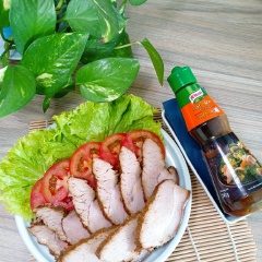 Thịt hầm xong để nguội, bọc màng thực phẩm và cho vào tủ mát 30p để định hình thịt cứng lai cho dễ cắt vì thịt hầm đã mềm. Xà lách và cà chua rửa sach, cà chua cắt lát. Trình bày xà lách và cà chua ra đĩa, thịt cắt lát hơi dày và xếp lên cho đẹp mắt, hấp dẫn. Thưởng thức thịt với cơm nóng như món mặn, làm topping ăn hủ tiếu, mì, cuốn với rau sống các loại, hoặc đơn giản ăn với bánh mì cũng rất hợp. Chúc các bạn ngon miệng !!
