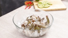 Cho tôm vào tô, thêm 1 muỗng canh muối và vài lát chanh, trộn đều và bóp nhẹ cho tôm sạch, đồng thời khử mùi của tôm. Rửa sạch và để ráo nước rồi ủ tôm vào đá lạnh để giữ độ tươi sống và mát lạnh cho món ăn.