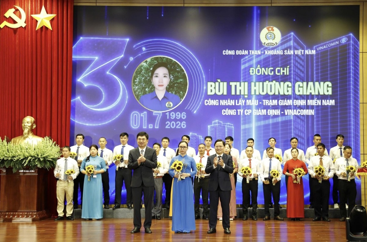 Vinh quang thợ mỏ: Nữ công nhân Quacontrol Bùi Thị Hương Giang được tuyên dương