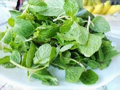 Tía tô, húng lũi, xà lách lấy lá rửa sạch.