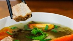 Những món canh có vị chua chua luôn làm cho chúng ta thấy ngon miệng hơn, hạn chế được cảm giác ngán ngẩm với những món chiên xào. Bạn nhớ lưu lại công thức này để chia sẻ cho cả nhà bí quyết nấu món canh sườn non nấu cải chua vừa ngon vừa có mùi vị rất hấp dẫn nha.